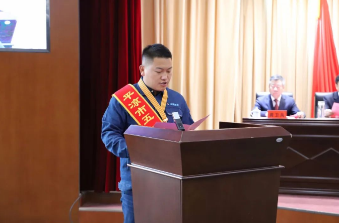 喜報！市產(chǎn)投集團員工楊李榮獲2022年平?jīng)鍪形逡粍趧营務(wù)?圖2)